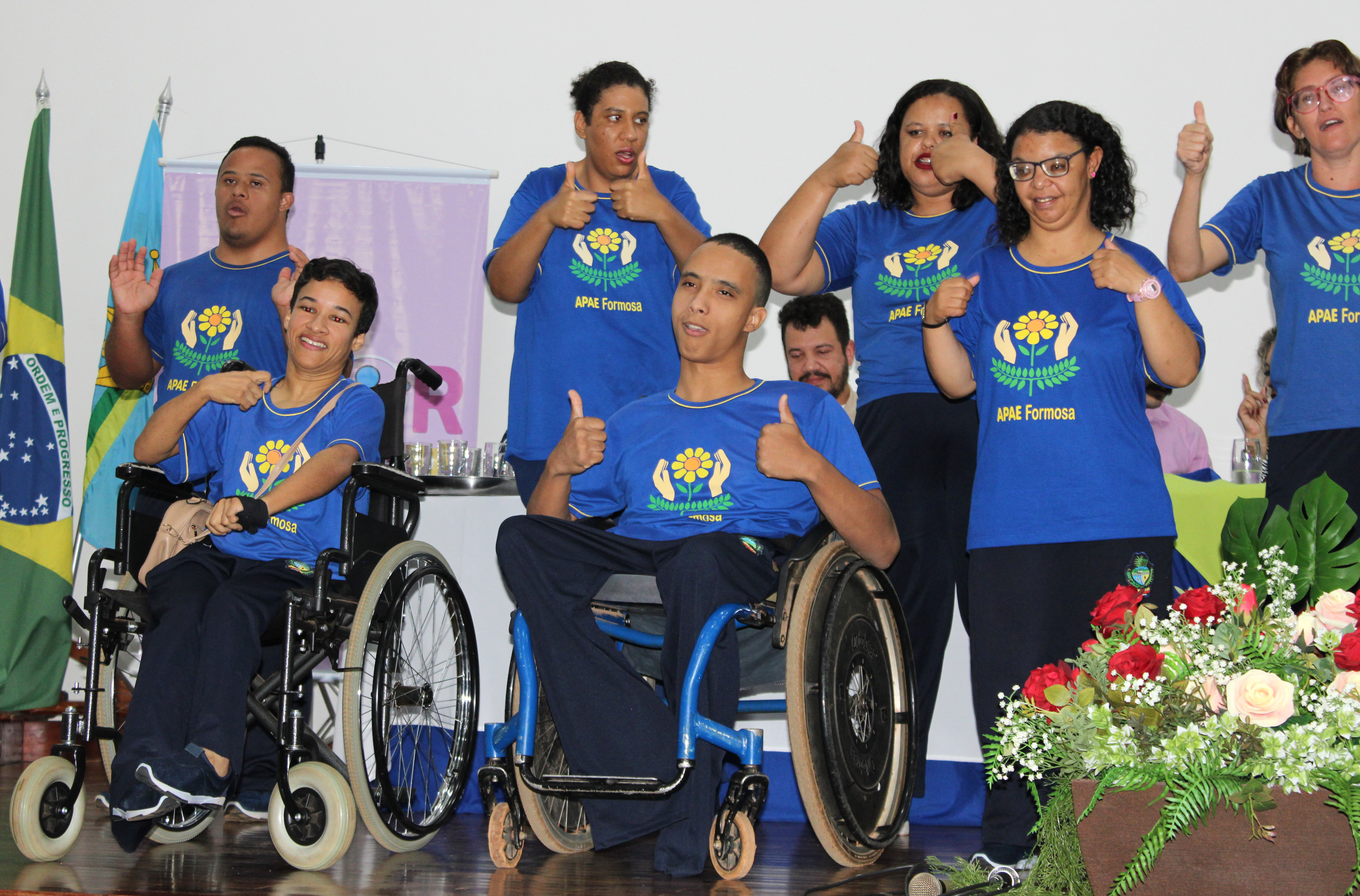 Coral da APAE-Formosa canta Hino do Autista, na abertura dos eventos, na UEG